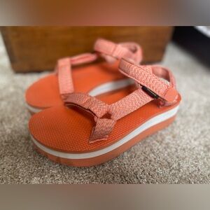 Teva Women's Universal Platform Sandals Size 7 Orange White